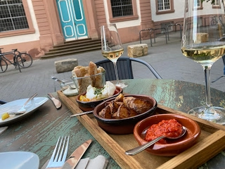 Glücklich - Tapas Restaurant , Kunst - Café